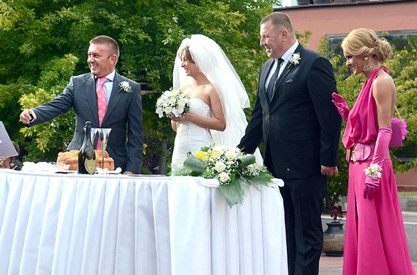 Тук е халката, намерих я...