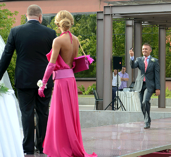 Кумът Кривицки тича към младоженците с изчезналата брачна халка в ръка