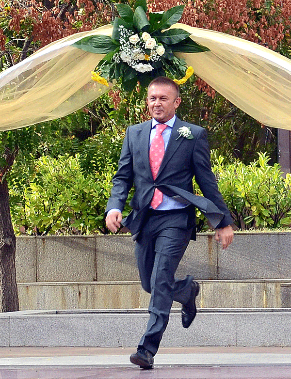 Кривицки тича към младоженците, спокоен, че е намерил пръстена