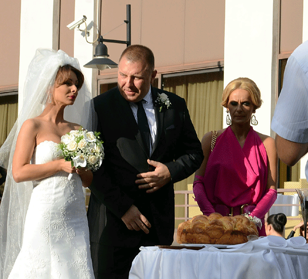 Младоженецът успокоява разлютената булка, докато халката и кума все още ги няма