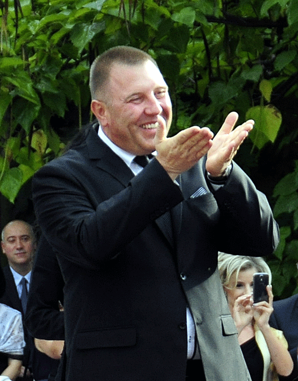 Симов се радва на дамата на сърцето си