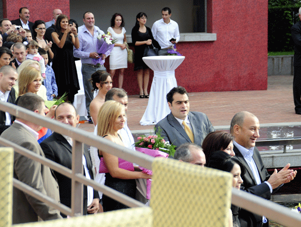 Гостите аплодират завръщането на кума с халката