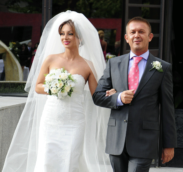 Кумът води булката Йоана