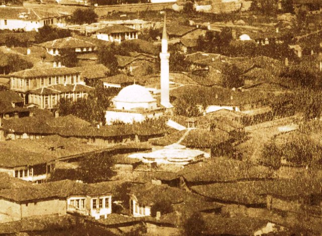 Банята Енихамам непосредствено до джамията Таш кюпрю. И двете постройки са запазени – едната е склад за мебели, а другата – ресторант