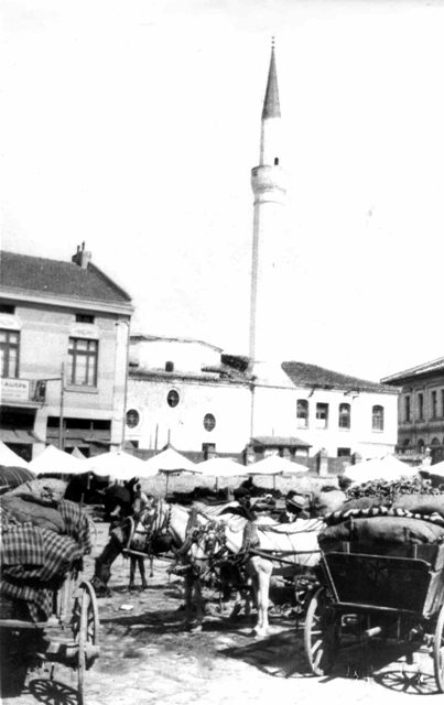 През 1925 г. започнало преместването на сергиите от Четвъртък пазар на площада пред банята „Цар Борис”