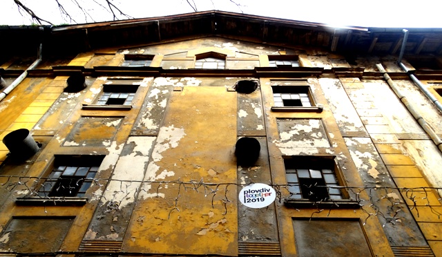 Единият от складовете на Гия на "Иван Вазов" и "Екзарх Йосиф"